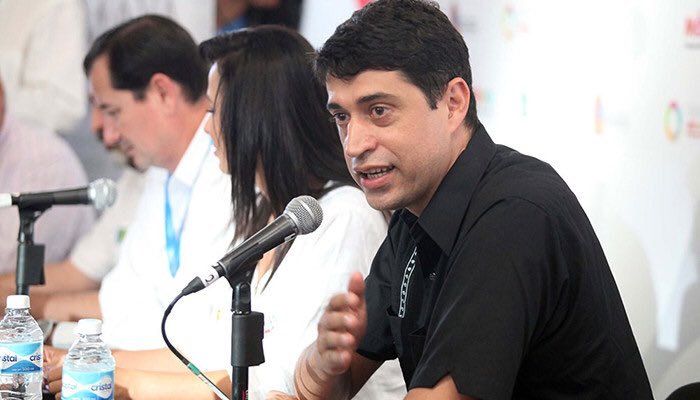 Como ponente invitado, nos acompañará el biólogo Gonzalo Merediz <a href="/DirectorAmigoSK/">Gonzalo Merediz ASK</a> director de <a href="/AmigosSianKaan/">Amigos de Sian Ka'an</a> en el conversatorio: "Estado de la biodiversidad y ecosistemas en zonas costeras y océanos del Caribe mexicano" este viernes 8 de junio en el auditorio de la <a href="/CONANP_mx/">CONANP</a>