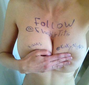 FlashUrTits's tweet photo. #Throwback #TBT #Fansign #Bigboobs #bigtits @kinky_alyssa https://t.co/AMEJmhAYrL