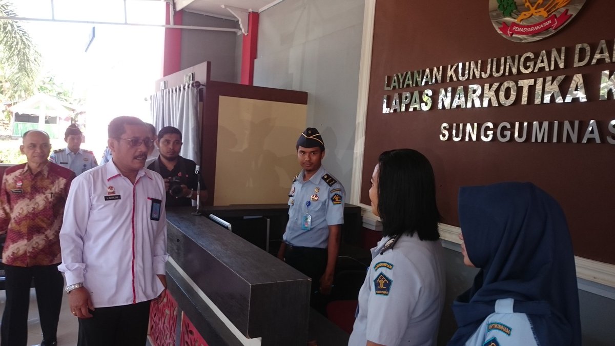DITJEN_PAS's tweet photo. Tiba di Lapas Narkotika Sungguminasa, Sitinjak langsung memeriksa layanan kunjungan dan alat x-ray pemeriksaan barang bawaan pengunjung. https://t.co/d2zIoxlxPf
