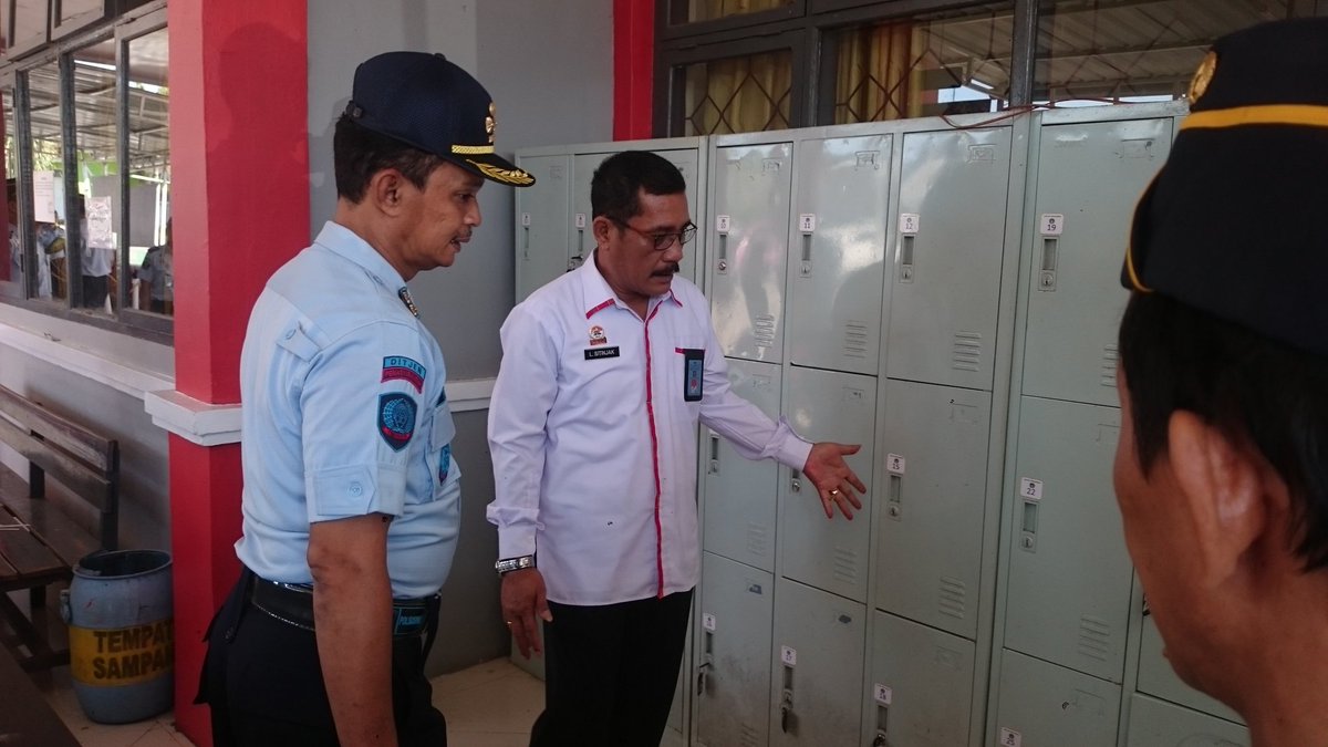 DITJEN_PAS's tweet photo. Tiba di Lapas Narkotika Sungguminasa, Sitinjak langsung memeriksa layanan kunjungan dan alat x-ray pemeriksaan barang bawaan pengunjung. https://t.co/d2zIoxlxPf