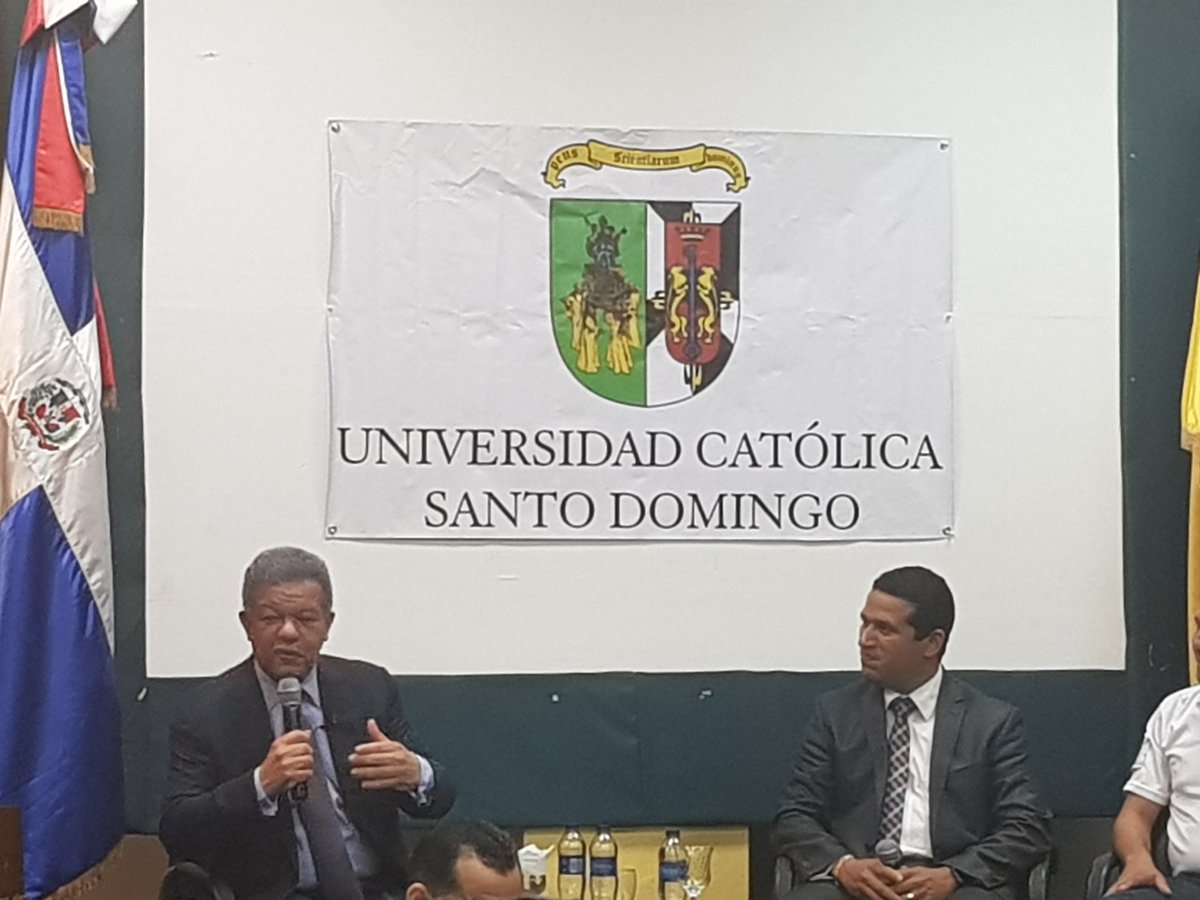 keylaReyna04's tweet photo. A casa llena hoy en el Conservatorio "Geopolítica,Economía y su impacto en la República Dominicana" donde @LeonelFernandez como expositor, habían más estudiantes afuera que dentro al sentir al líder del PLD https://t.co/x1bGurM8jt