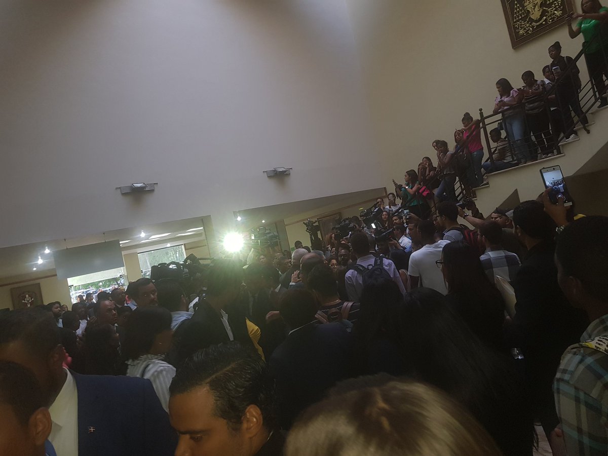 keylaReyna04's tweet photo. A casa llena hoy en el Conservatorio "Geopolítica,Economía y su impacto en la República Dominicana" donde @LeonelFernandez como expositor, habían más estudiantes afuera que dentro al sentir al líder del PLD https://t.co/x1bGurM8jt