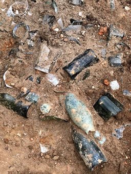 metrotunnelvic's tweet photo. Historical records show that by 1858 the site was occupied by the Freemasons Hotel, then the Gippsland Hotel. It is likely that these artefacts were left behind during this time. 

For more information on this find and the dig, see our website https://t.co/vZMGzopKHH https://t.co/UBfYNtsYl6