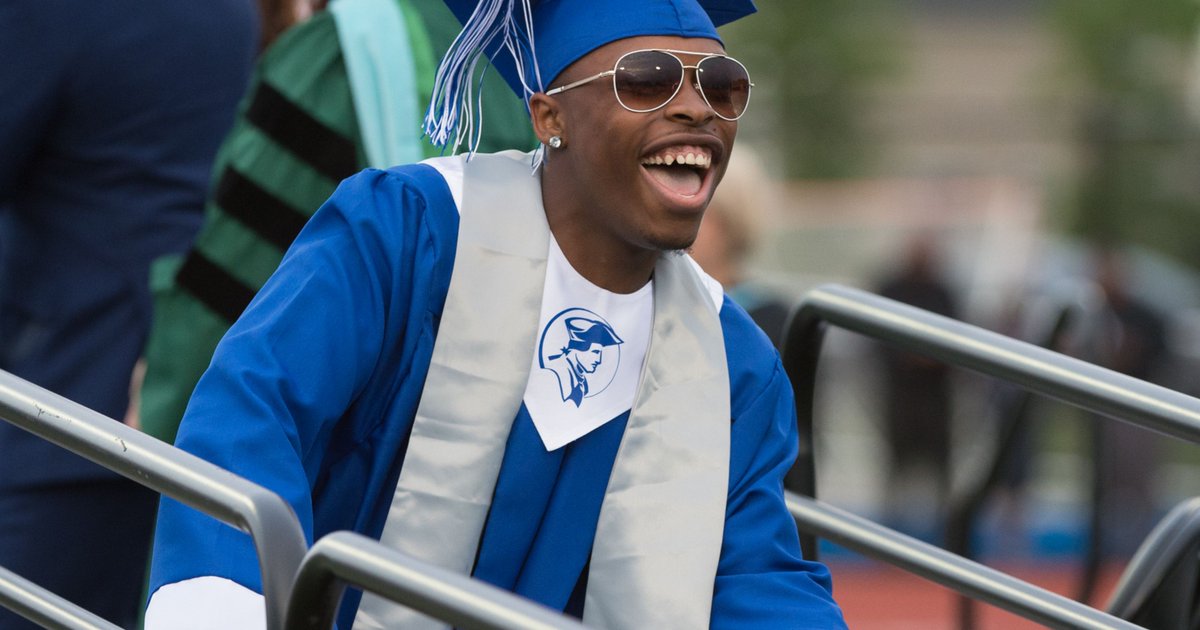 delawareonline's tweet photo. Dover High graduation 2018 https://t.co/QwXGd66XNF https://t.co/LgMW4HPra0
