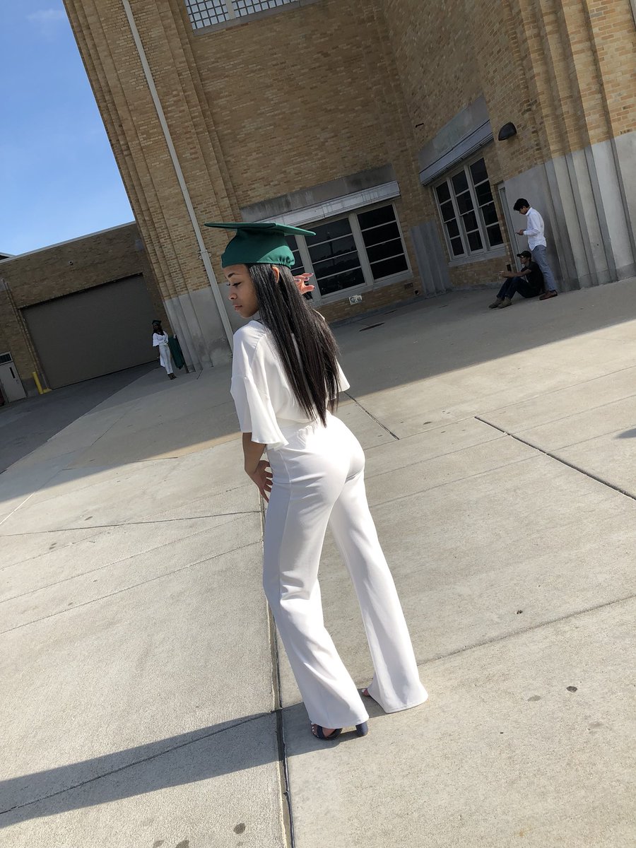 iloveAlayah's tweet photo. on to the next!! 🎓 #2018graduate #LNALUMNI https://t.co/ZyUlYOswLF