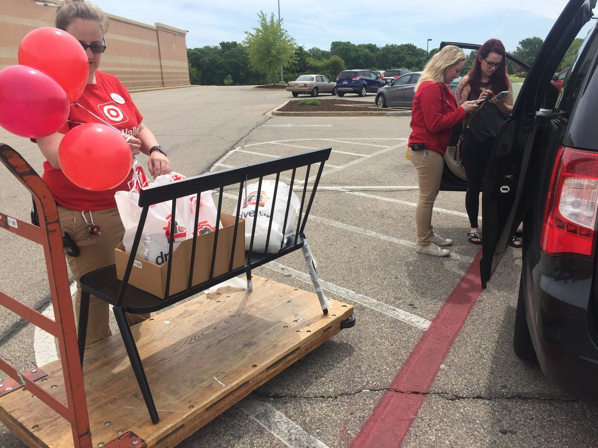 We were so excited for our first drive up guest! She was thrilled 😆 and so were we! <a href="/LeahKutz00/">Leah Kutz</a> <a href="/Jfofana16/">Jenneba Fofana</a> <a href="/adriennelebo/">Adrienne Lebo</a>