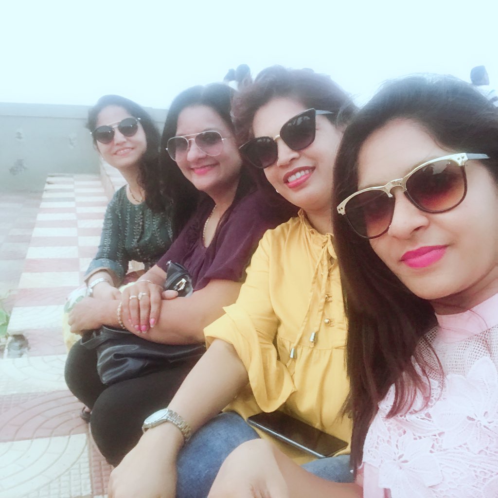 shashi_70's tweet photo. @MiaByTanishq #StyleSquadGoals our style chic n glam.prefer comfortable dresses @ritbit011 @PoojaKatrela @kavitabokadia @priyu_16 https://t.co/tQCXPA7o4k