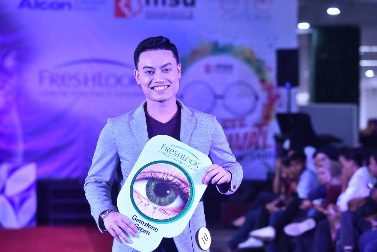 MSUmalaysia's tweet photo. His learning experience at MSU helped Rushdan Kamil become a high flyer in the optometry industry.
Discover how rushdan transformed his life and enrich his future through #MSUmalaysia >> https://t.co/osgHEcKFXn
#studentsay
#go2MSU🌺 https://t.co/4haJsKXd8D https://t.co/xJAXzHIIzd