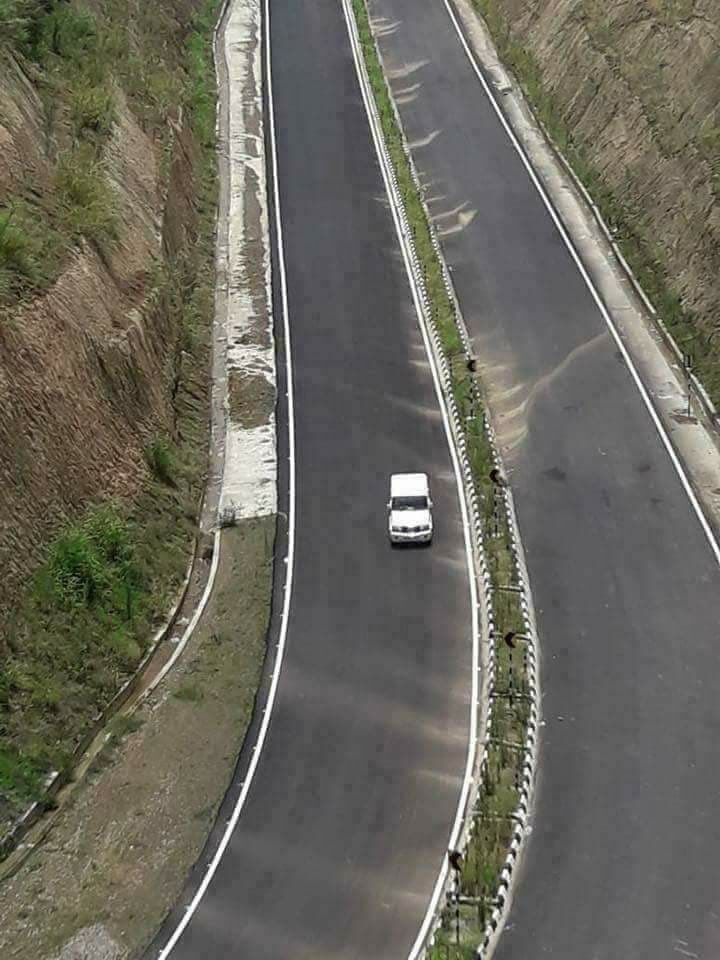 Kapilagr26's tweet image. This is not USA or Europe 

It&apos;s our newly constructed NH 24, Lumdin to Maibang, Assam

Dear Indians

This is how your money is being utilised under Modi Govt..🤔

#ModiFor2019 #ModiReportCard

Jai Hind...🇮🇳 @TajinderBagga