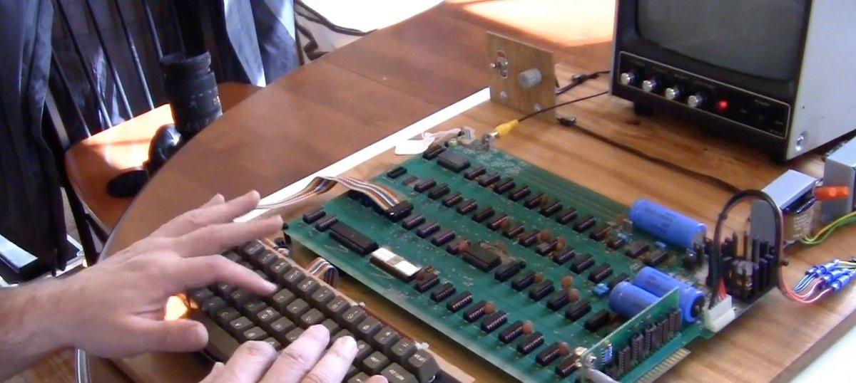 Original Apple-1 computer and accessories go up for rare auction venturebeat.com/2018/06/06/ori…