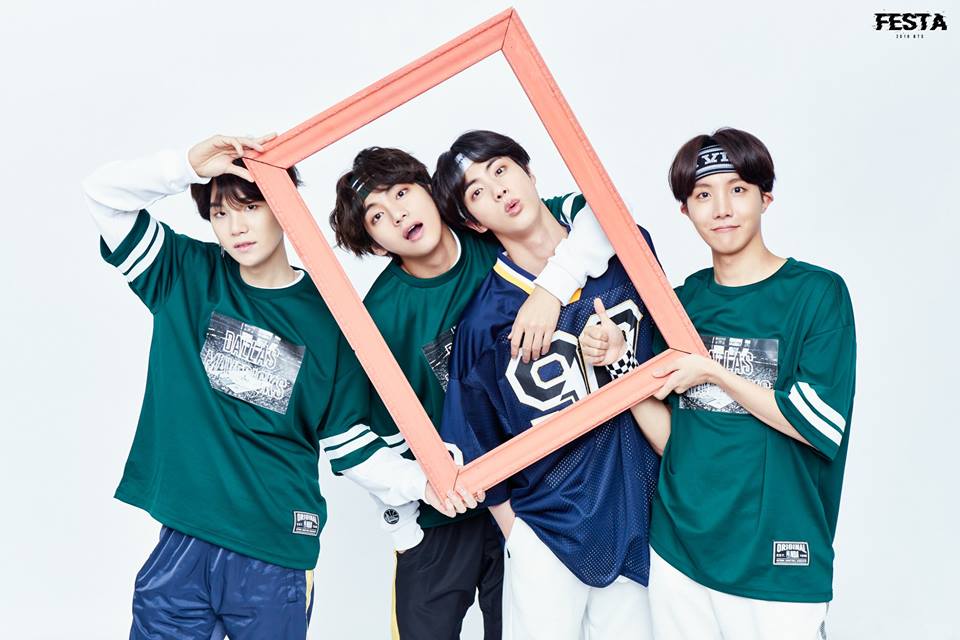 ARMYVotingFam's tweet photo. @bts_bighit @BTS_twt 2018 #2018BTSFESTA @BTS_twt 

[ENG Trans]

📀Bangtan Sonyeondan 5th anniversary family portrait✌️✌️
#bangtanfamilyphoto #방탄가족사진 
#becauseweretogetherforever #영원히함께니까 https://t.co/BD1dTNobJU