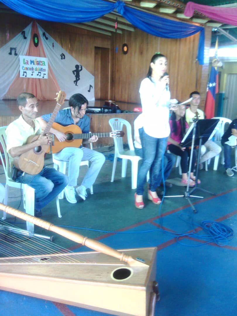 fundartcre's tweet photo. Conciertos Didácticos de Música en las escuelas y comunidades en Socopó Barinas Docentes de musicas y el núcleo infantil y juvenil de la Orquesta sinfónica inician este programa de educación musical, motivar a los niños y jóvenes a las Artes.  
@EliasJauaPSUV   
@NicolasMaduro https://t.co/gjB3RCRlcH