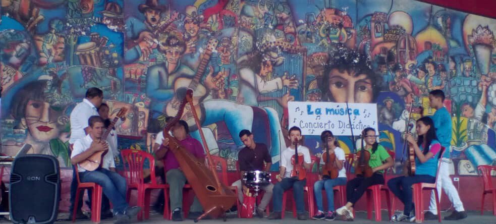 fundartcre's tweet photo. Conciertos Didácticos de Música en las escuelas y comunidades en Socopó Barinas Docentes de musicas y el núcleo infantil y juvenil de la Orquesta sinfónica inician este programa de educación musical, motivar a los niños y jóvenes a las Artes.  
@EliasJauaPSUV   
@NicolasMaduro https://t.co/gjB3RCRlcH