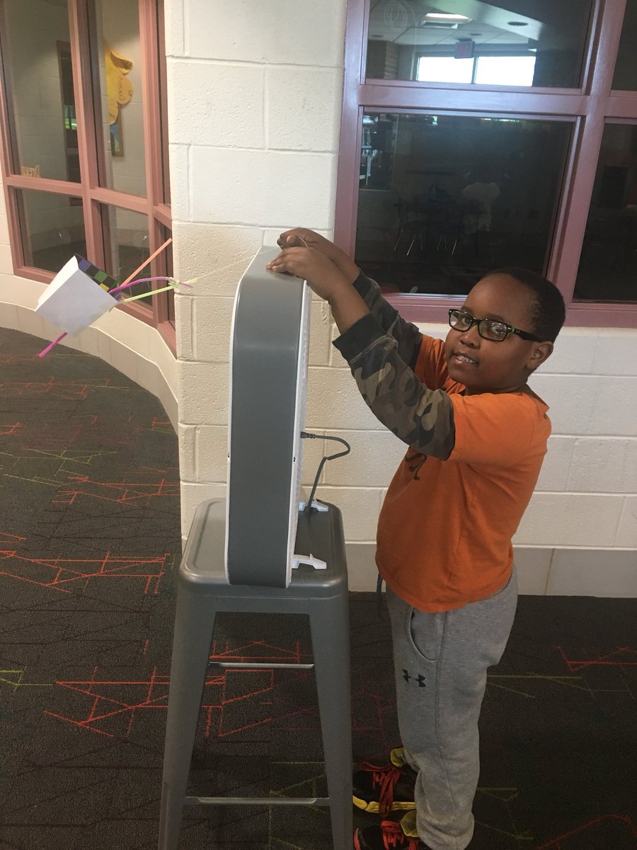 STEMinspired's tweet photo. Did you know kites have been around for over two thousand years? Legend has it that a Chinese farmer once tied a string to his hat to keep it from blowing away, and thus the first kite was born! #worldcruiseday #wilburinspired @AngelCassetta @lherts @Ehults627 https://t.co/dACwUbz7e1