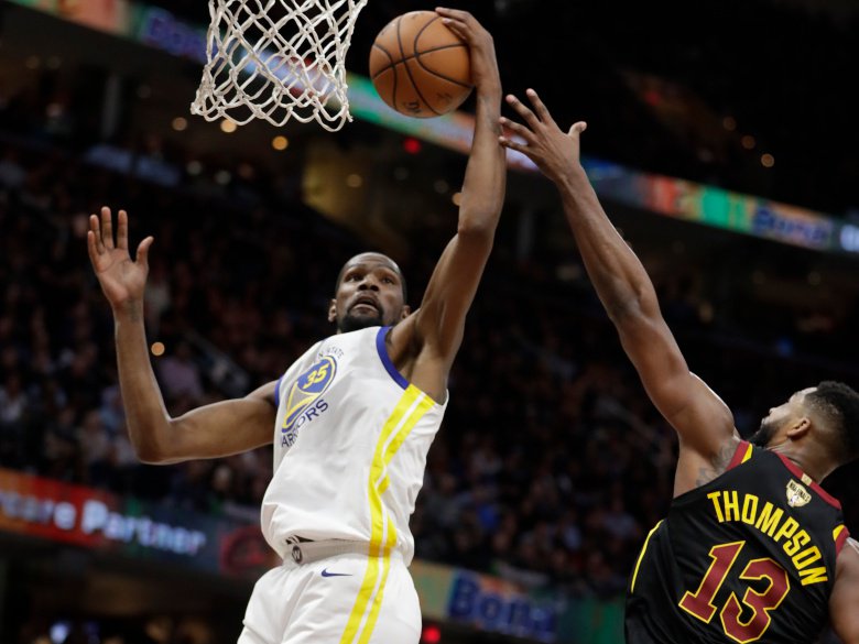 abscbnsports's tweet photo. Durant lifts Warriors to 3-0 #NBAFinals lead over Cavaliers https://t.co/ltKAEa6sBZ https://t.co/Loz2egZ1lD