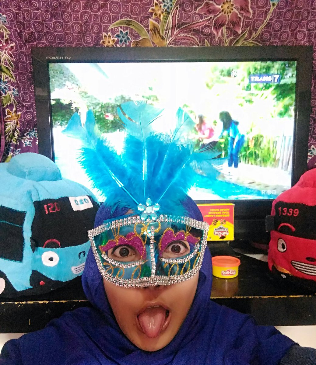 iyanggdee's tweet photo. Mas Brur dan Mbak Seus.. daripada pusing mikirin baju lebaran yg tak kunjung kebeli mendingann nonton @CCTV_TRANS7 @news_trans7 ajahh..dijamin ngakak deh sama video2 lucunya..lupa deh tuh kesedihan tentang baju lebaran..😂😂 https://t.co/63K0o0eo5f