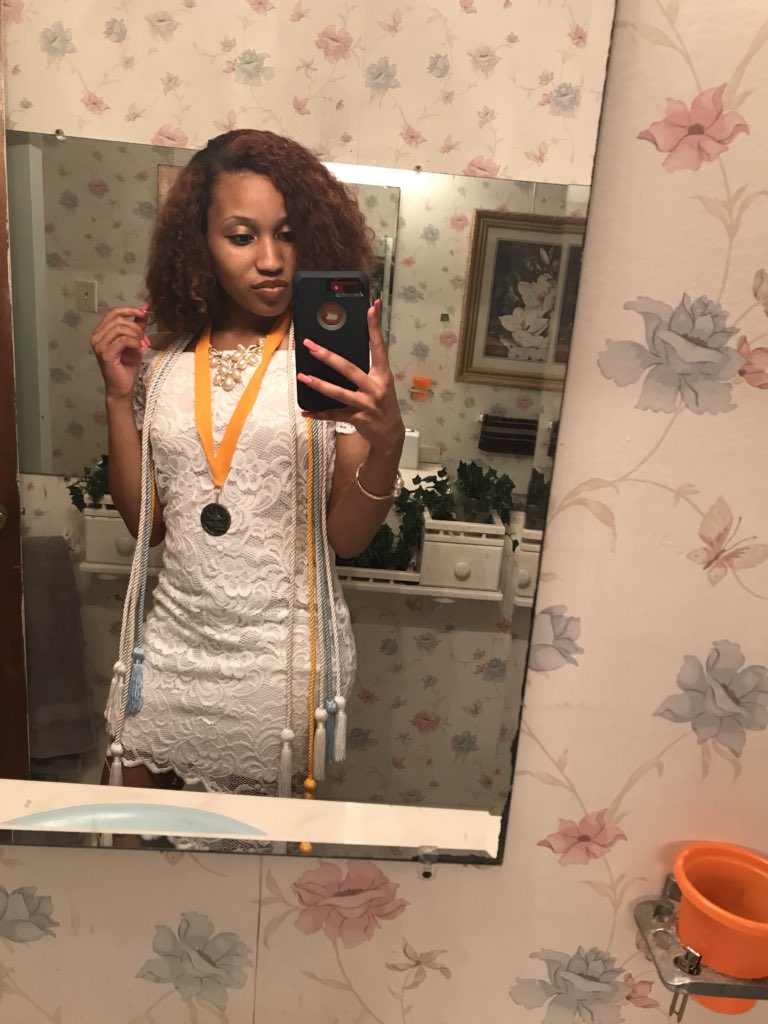 teesha_27's tweet photo. Class Night done ✅, accepted to over 6 Colleges/Universities, and earned over $160,000 in scholarships. And will be attending USC Upstate in the Fall as a Nursing Major. Only way is up ! 😌 #3daysuntilgraduation https://t.co/mEIR45f7YQ