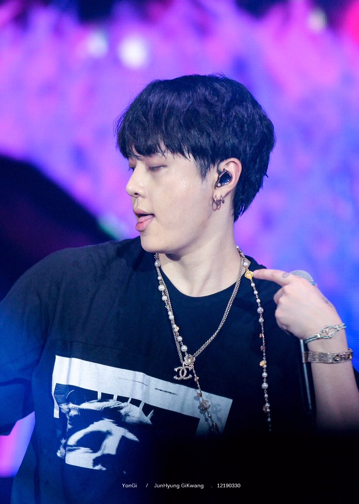 YonGi890's tweet photo. 180602 HIGHLIGHT SHOW in HK

✨✨🐲
#용준형 #준형 https://t.co/SuJTBcbld6