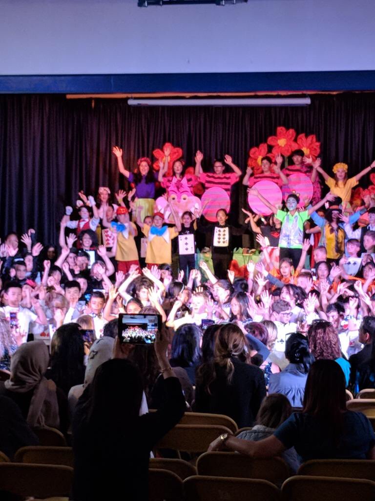 JBillingsley5's tweet photo. Just in awe of the amazing performance this evening.  Broadway has nothing on @HollyburnElemen Fabulous production of Alice in Wonderland Jr.  Thank you staff, students and parents - memories were made tonight! @amanda_randt @MsEmilyMiller @jennktang @WestVanSchools #westvaned https://t.co/jXirDKclsX