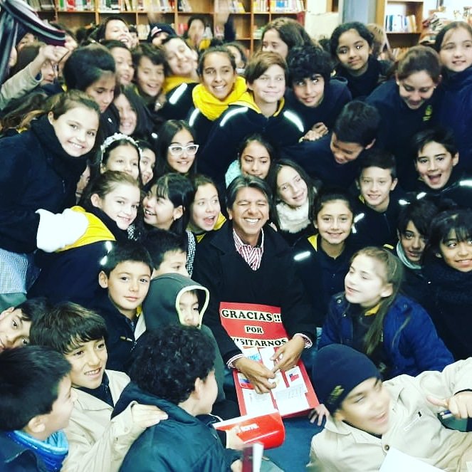 pitalitonoticia's tweet photo. Así recibieron los niños de una escuelas de Chile a uno de los mejores escritores de literatura infantil de habla hispana, y es de PItalito Huila Colombia 😎 🔥 🤗 Gerardo Meneses Claros #Orgullolaboyano https://t.co/TSThZgapcp https://t.co/q8KQDFTZfB