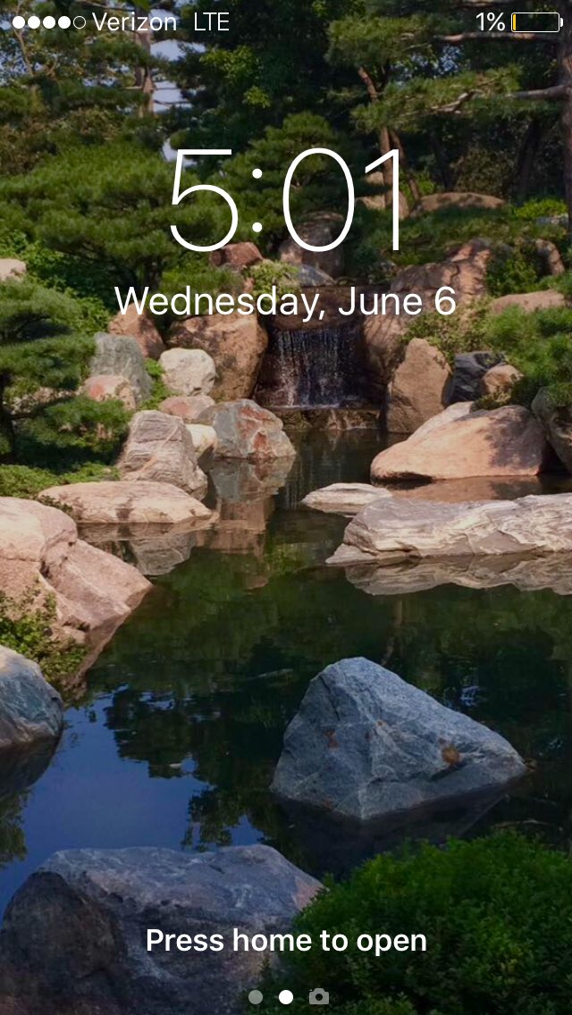 dahjos16's tweet photo. Traveling probs. Constantly on low battery. Emily and I legit are on 1% 🙈 #travelprobs #chargemeupdude #hawaii #is #hecka #gorg https://t.co/csZkssJqUu