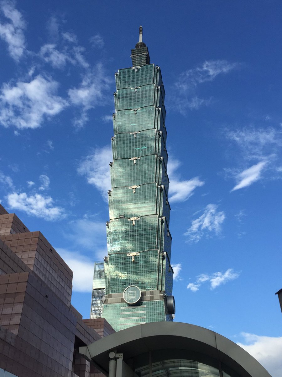 rrriggsby's tweet photo. #walking2work #Taipei #Taipei101 #Taiwan perfect sky today!! https://t.co/SoxD0PUJWF
