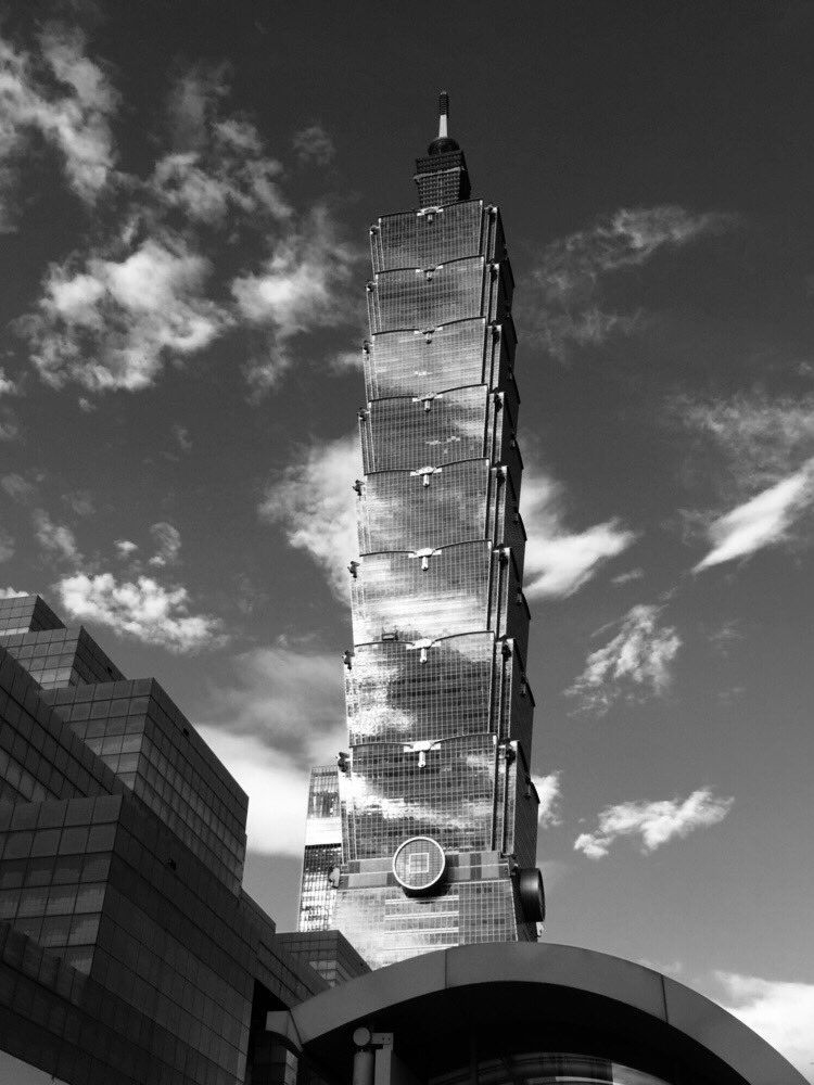 rrriggsby's tweet photo. #walking2work #Taipei #Taipei101 #Taiwan perfect sky today!! https://t.co/SoxD0PUJWF