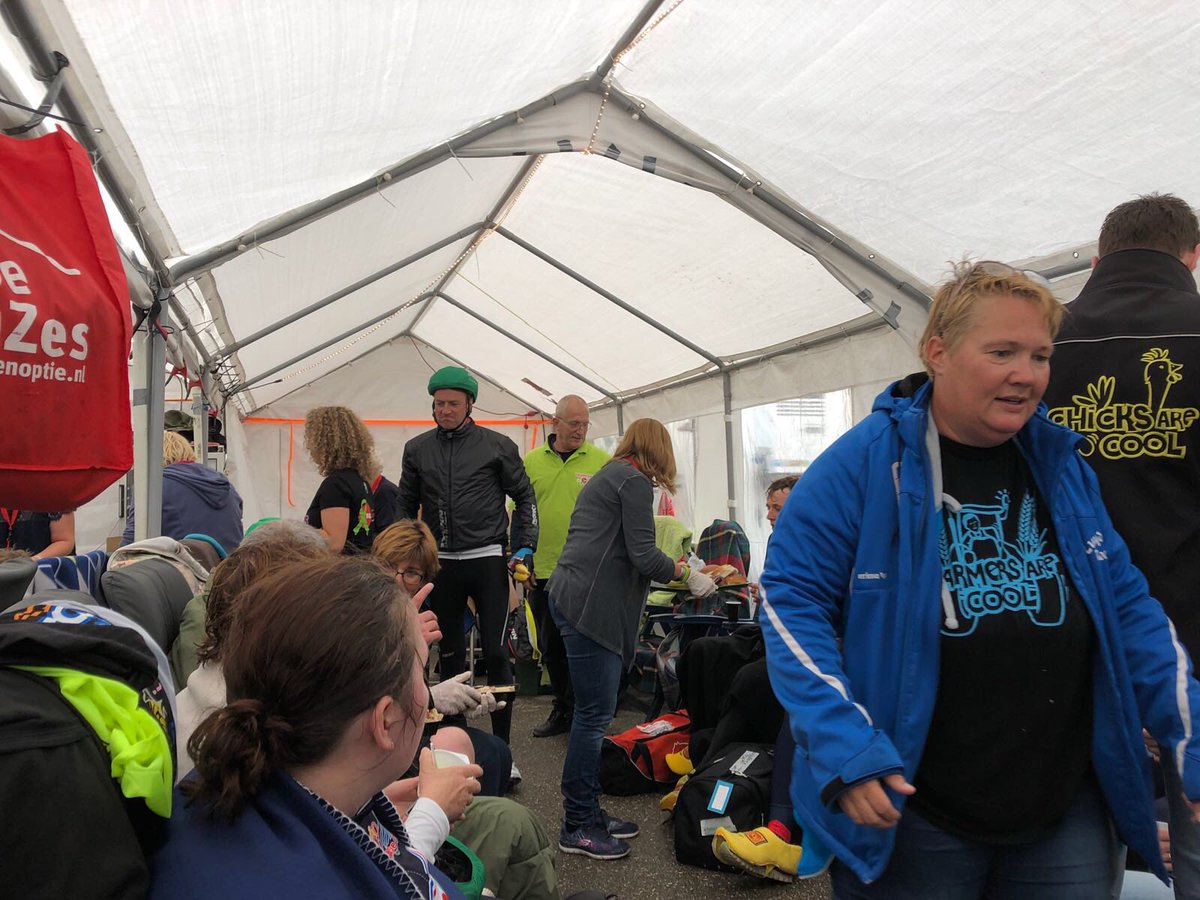 BigChallenges's tweet photo. De #koersdag op de @alpedhuzes is begonnen. Dit is het #oppeppunt van @BigChallenges met vele vrijwilligers die de #boeren deelnemers bijstaan. #opgevenisgeenoptie https://t.co/2OPv9Zztxt