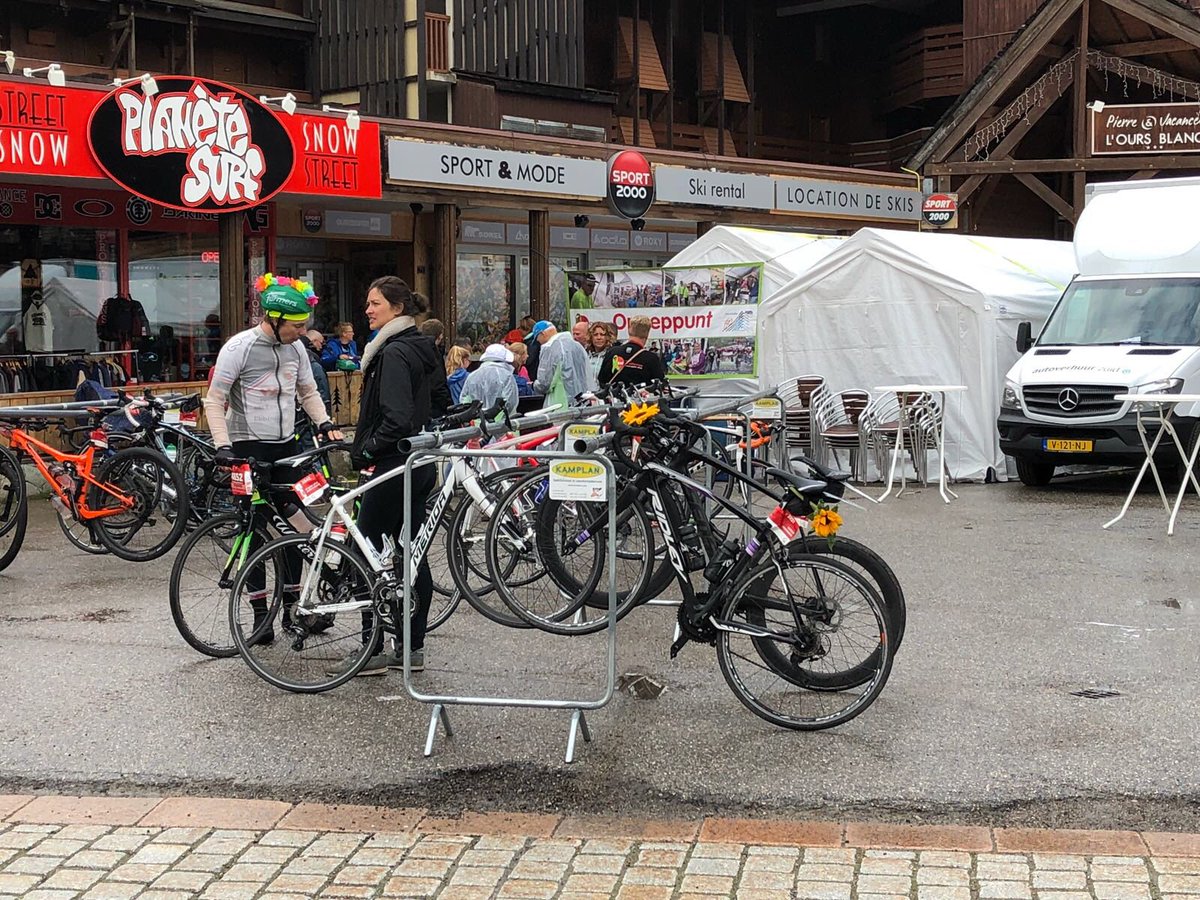 BigChallenges's tweet photo. De #koersdag op de @alpedhuzes is begonnen. Dit is het #oppeppunt van @BigChallenges met vele vrijwilligers die de #boeren deelnemers bijstaan. #opgevenisgeenoptie https://t.co/2OPv9Zztxt