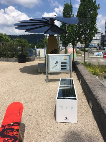 Umwelt_Arena's tweet photo. Wetten, dass da ganz viele drauf Stehen, respektive Sitzen: Vor der Umwelt Arena steht ab heute diese coole Solarbank, genannt 'Smart Bench'. Mit USB-Anschluss, @Swisscom Wlan, Induktion-Lademöglichkeit und nächtlicher Unterkannt-Beleuchtung. Was für Ihre #Gemeinde oder #Firma? https://t.co/dfu5maWBzb