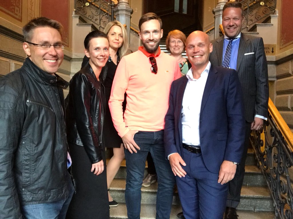 SatuLaamanen's tweet photo. 17 vuotta sitten aloitettiin @OP_Ryhma esimiesvalmennus. Mikään ei ole muuttunut, vaikka kaikki on muuttunut 😊. #hyväjengi #op @teroera @EijaVK @ToniKemppinen @Satu_at @ilkka_hietala @KarriSalmi https://t.co/dSoR1ZfHzo