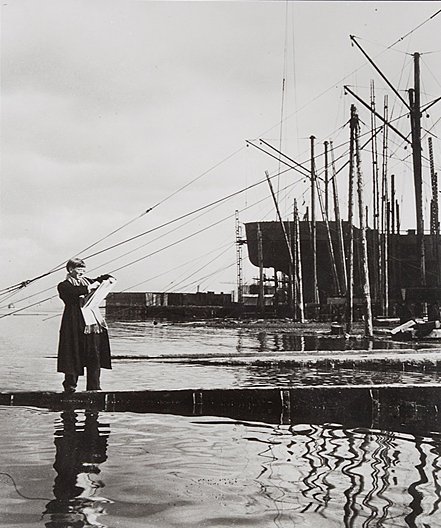 Stanley Spencer sketching at the Clyde shipyards in 1943 by Irish photographer  William Macquitty (1905-2004). He also produced 'Out of Chaos', a film about the war artists Henry Moore, Stanley Spencer, Paul Nash and Graham Sutherland. #photography #film #belfast #art