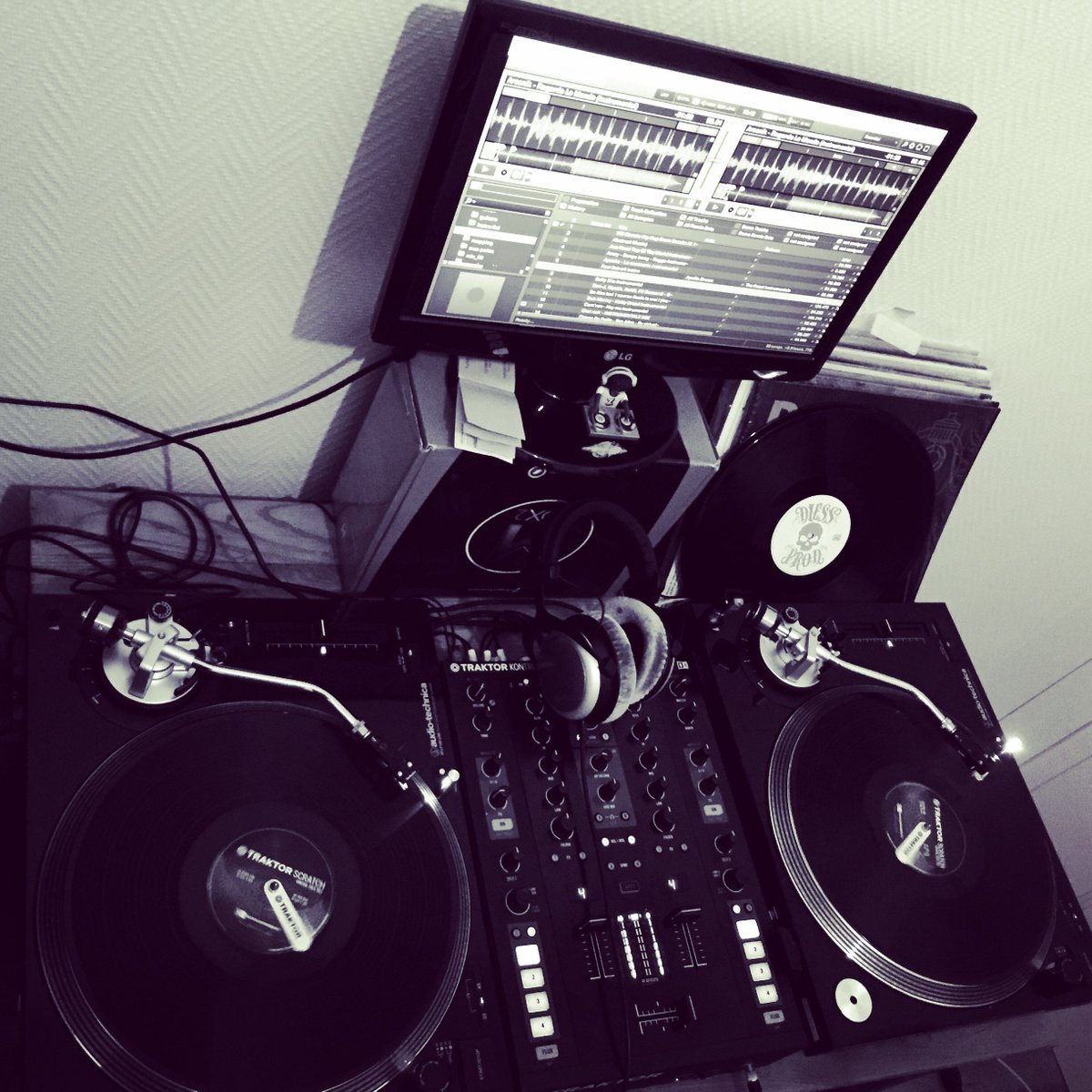 Sylvainynad's tweet photo. Scratch it ! 
#Traktor #Z2 #turntable #homestudio #scratch #shure #m447 #Audiotechnica #sampling #ernestoprod #BangBang #hiphop #oldschool #BacktotheFuture #traktorz2 @NI_News #TentendsPasOukoi #turntablist #vinyl #nativeinstruments #producerlife https://t.co/9wwdEW9iro