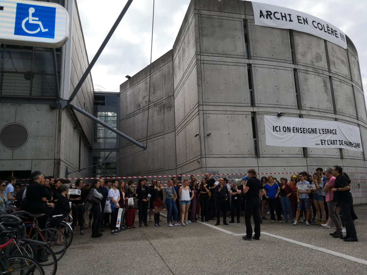 EcoleArchiLyon's tweet photo. AG devant l'école #architecture de Lyon. Enseignants, étudiants et personnel administratif en colère.#greve @FrancoiseNyssen @MinistereCC @villedelyon @grandlyon @vaulxenvelin69 @UniversiteLyon @FranckBizet https://t.co/P5Yr4UO80L