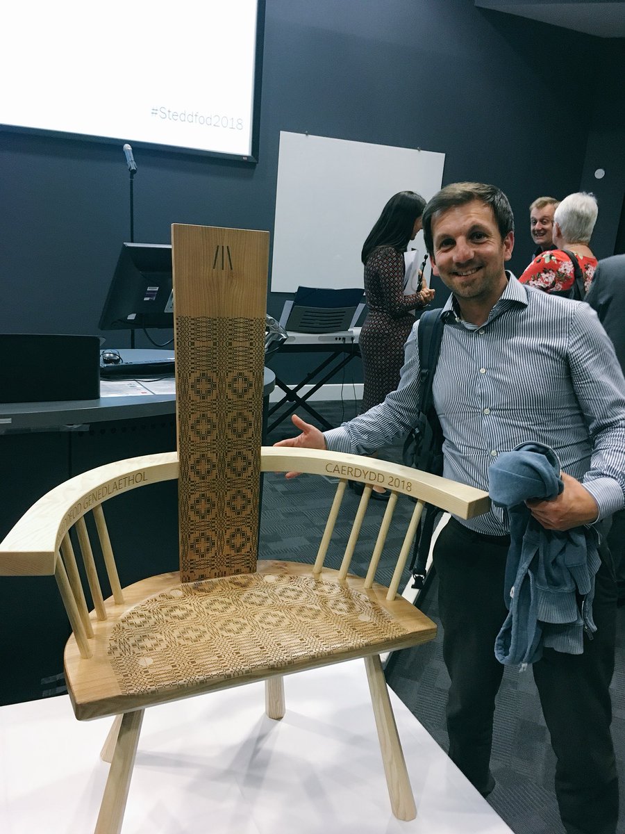 Braf bod yn bresennol a bod ymhlith y cynta i weld Coron a Chadair Caerdydd <a href="/eisteddfod/">eisteddfod</a>   Un Prifardd wedi llygadu’r Gadair yn barod @osianrhysjones !  Gwaith crefftus iawn @Chris_W_Art  <a href="/JewelleryLT/">Laura Thomas Jewellery</a> #steddfod2018
