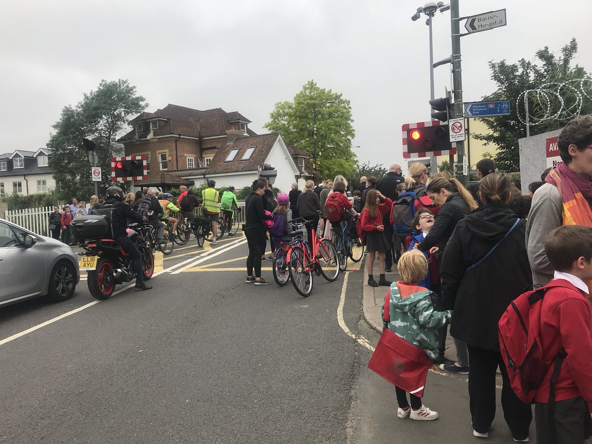 A quick reminder why <a href="/LBRUT/">Richmond Council</a> will be signing off a footbridge today to ease pedestrian congestion and get people out of harms way. White Hart Lane crossing at 8:30am on Tues. (Scores of cars out of shot). Good luck <a href="/AlexanderEhmann/">Alexander Ehmann</a> <a href="/paulavon_barnes/">Paul Avon</a>