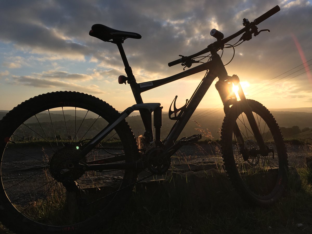 ABphoto2017's tweet photo. #sunset #iphonography #cubemtb #cubeuk #calderdale #Yorkshire #phonepic #mtb https://t.co/rUyQ3JLd4P