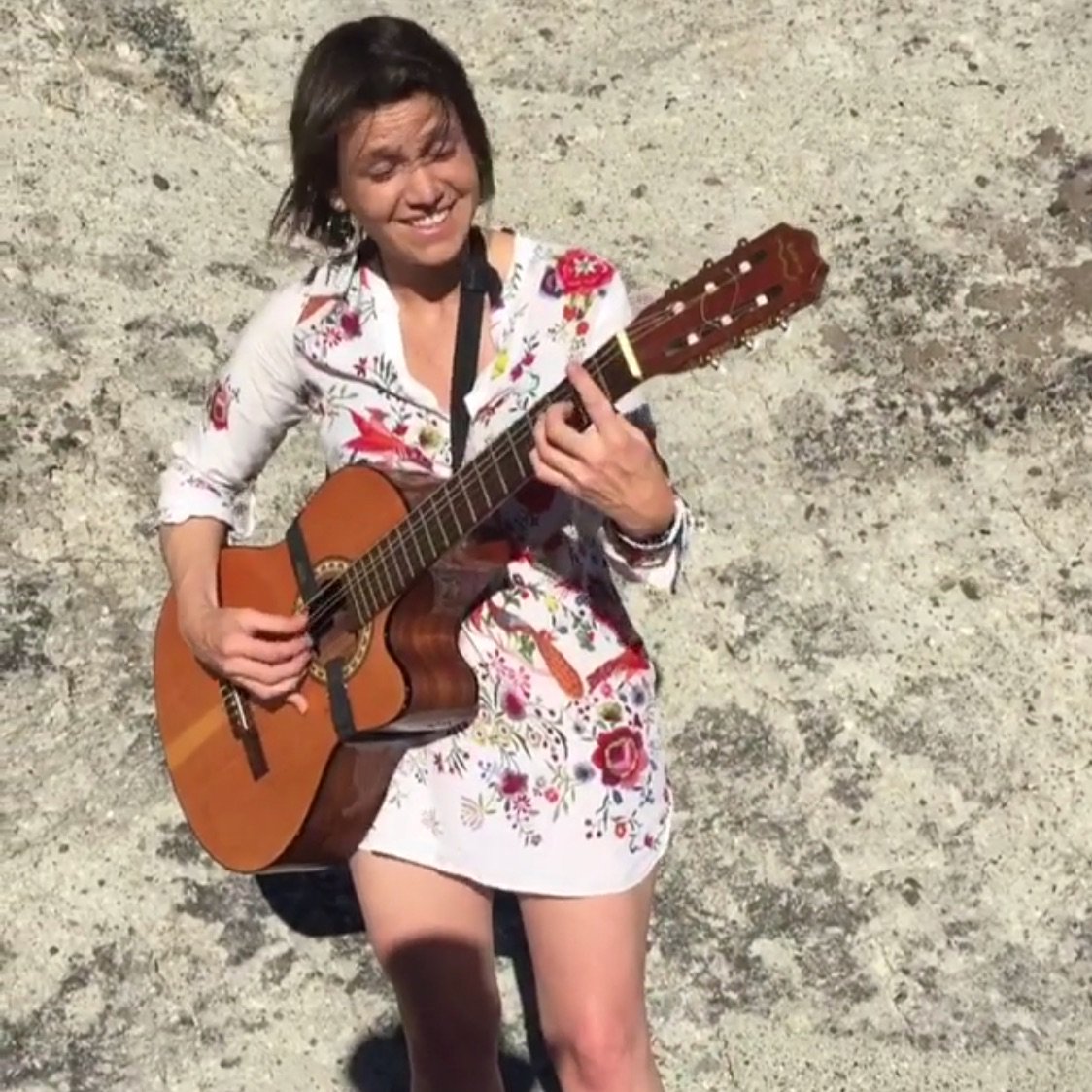 Wat een intens verdrietig nieuws. Het 32-jarige zusje van koningin Máxima is overleden, vermoedelijk door zelfdoding. Dat bevestigt de RVD. Inés en Máxima zijn heel close, Inés is de peetmoeder van Ariane. LInés werd eerder opgenomen vanwege anorexia en persoonlijkheidsproblemen.