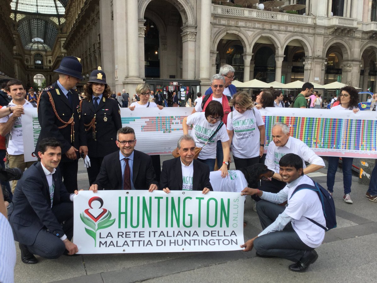 RegLombardia's tweet photo. #LNews assessore #Politichesociali e #Disabilità @bologninistefan ieri a flashmob 'L'insospettabile lunghezza del gene' per sensibilizzare sull'incidenza della #malattiadiHuntington,patologia di origine genetica che colpisce il #cervello,Piazza Duomo #Milano,#HDAYS18,@FontanaPres https://t.co/8dxnVH4q99