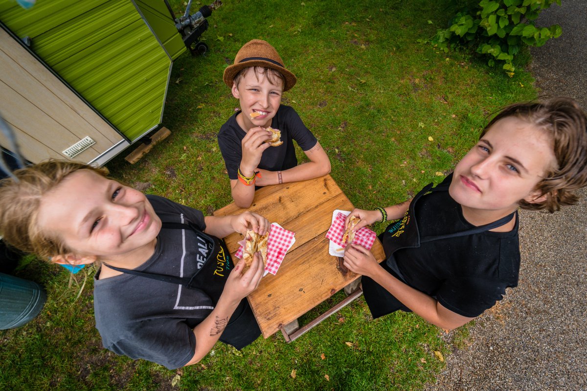 avereijken's tweet photo. TeamTosTies is er weer klaar voor! Zondag Van Goghmert @NuenenNL in het park. Ze hopen dat je komt @Domien en dank voor het praatje van vanochtend! #3fm #TosTies #Nuenen https://t.co/8e85UPCj8y