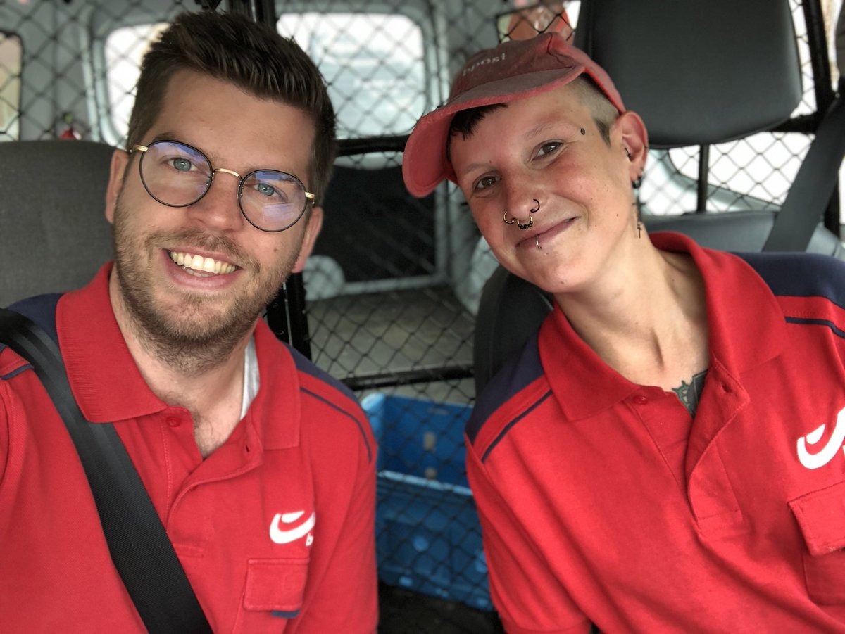 Patrick_Leysen1's tweet image. Innovatie start op het terrein. Vandaag heel de dag @bpost_nl pakjes leveren samen met postbode Melissa 🚗 #bpost #geweldig #postbode #hardewerkers #respect