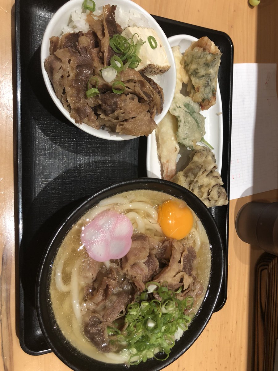 ds_ikd's tweet photo. やっと行けた〜😫💓大切なお客様のお店😊佐川さんと肉うどん食べてきました( ^p^ )めちゃくちゃ美味しかった…😳✨三越前駅からすぐ！是非行ってみてください( ^ω^ )大盛り券もらったから次は釜玉うどん食べに行きます笑

#讃岐うどん
#肉うどん
#ほし野
#三越前
#朝から天ぷらも食べちゃう https://t.co/ya952YVd2A