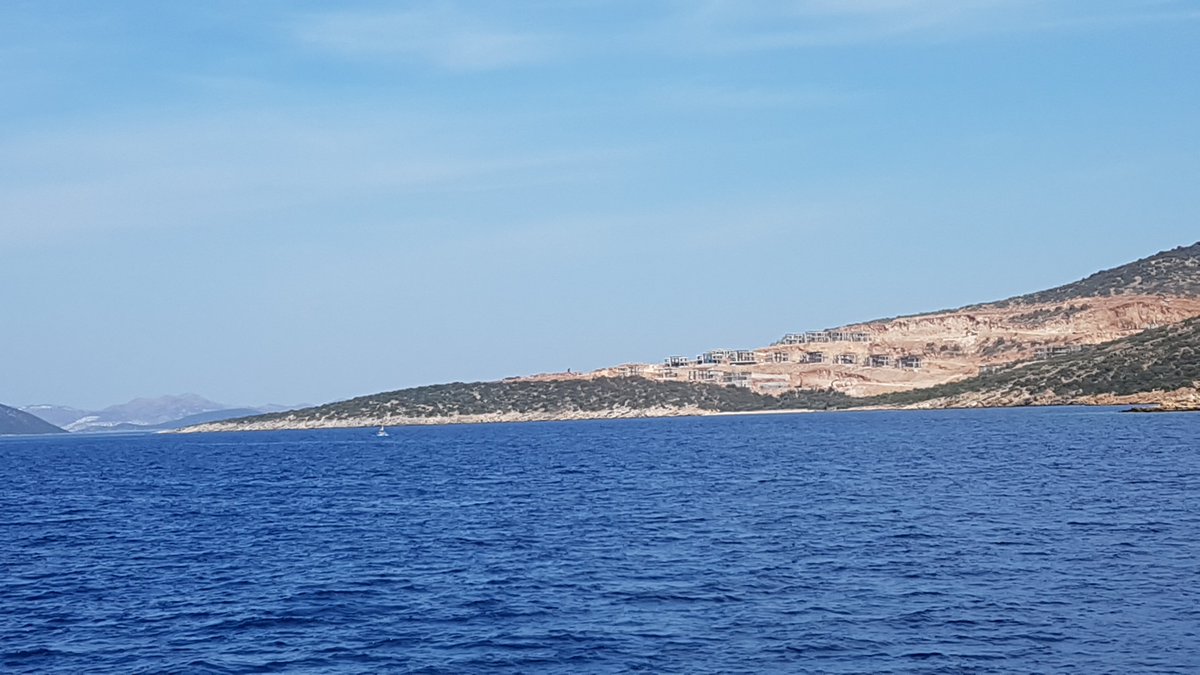 Tam Bodrum-Gökova çıkışında,bakir Karaada'nın karşısına,yıllar önce yanan bu makilik alana yazlık evler yapıyorlar Matmazel.Elleri kırılsın diyorum. İmar izni veren huzur yüzü görmesin inşallah diyorum.Yeşili katledenlerin mezarında ot bitmesin diyorum.