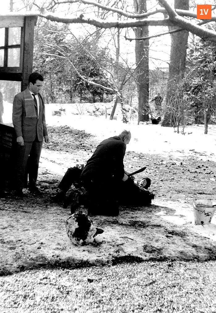 EenVandaag's tweet photo. Verdachten die zélf de hoofdrol spelen in de reconstructie: na 50 jaar duikt een uniek foto-album op van de reconstructie van de Baarnse moordzaak.

Het complete fotoalbum met politiecommentaar kun je hier bekijken: https://t.co/hp9taQ5JWP https://t.co/6gEjIstzaj