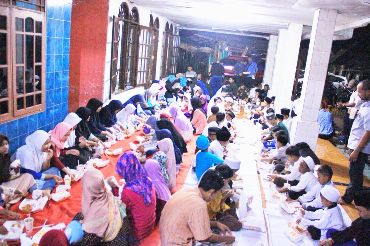dpc_bsh's tweet photo. Inilah bentuk peduli kami dan berbagi kebahagian kepada teman2 yatim ceria di Jurumudi, Tangerang.
#dpcbsh
#sekarpura2
#dpcsp2bsh https://t.co/DWONKYoxjh