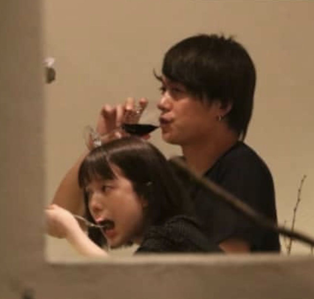 Riri_109frdc_12's tweet photo. 週刊文春の盗撮テクニックぱねぇ https://t.co/umdP727qHO