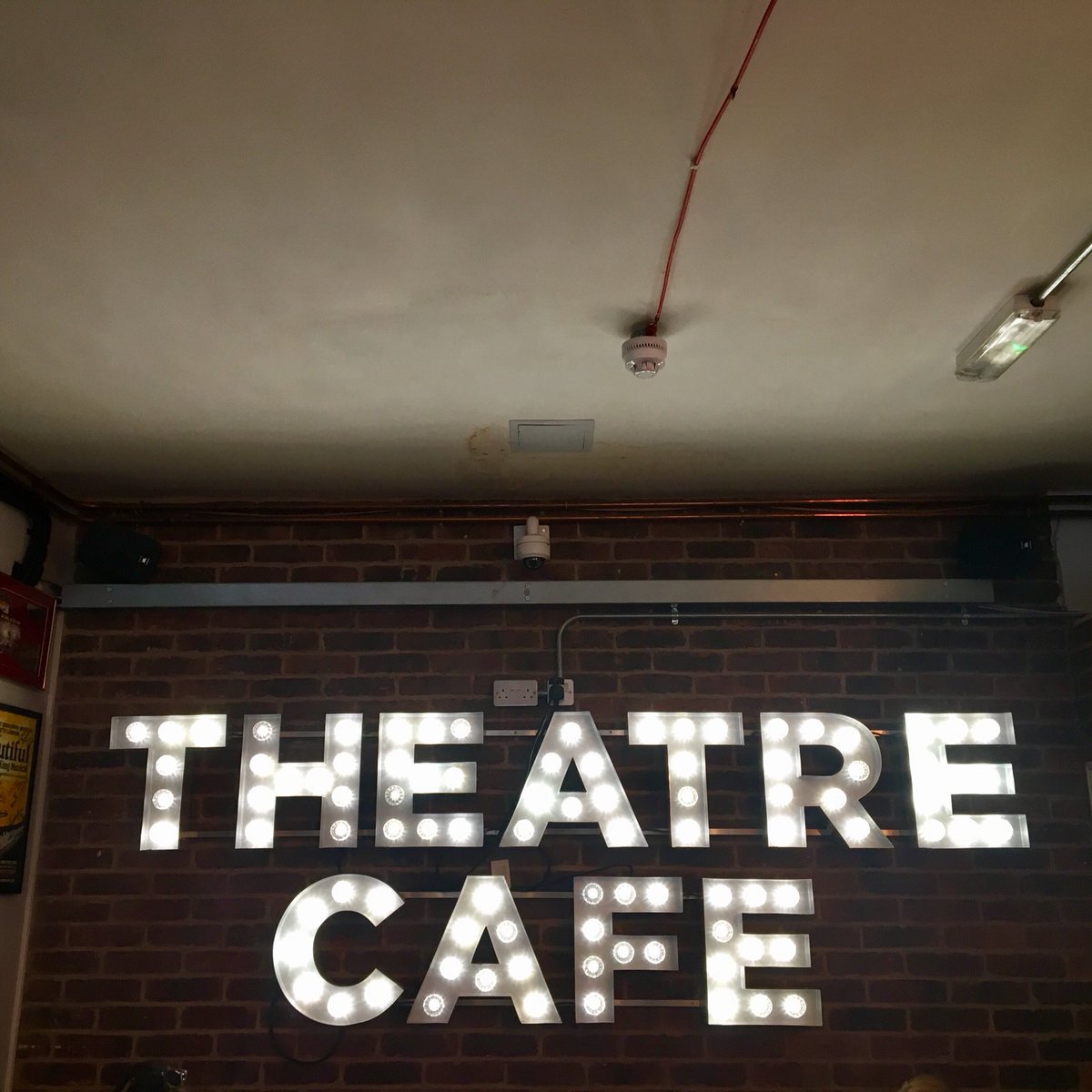 Jellen2087's tweet photo. Defying Gravi-Tea
#theatrecafe #Wicked #London https://t.co/jflIHW8XnU