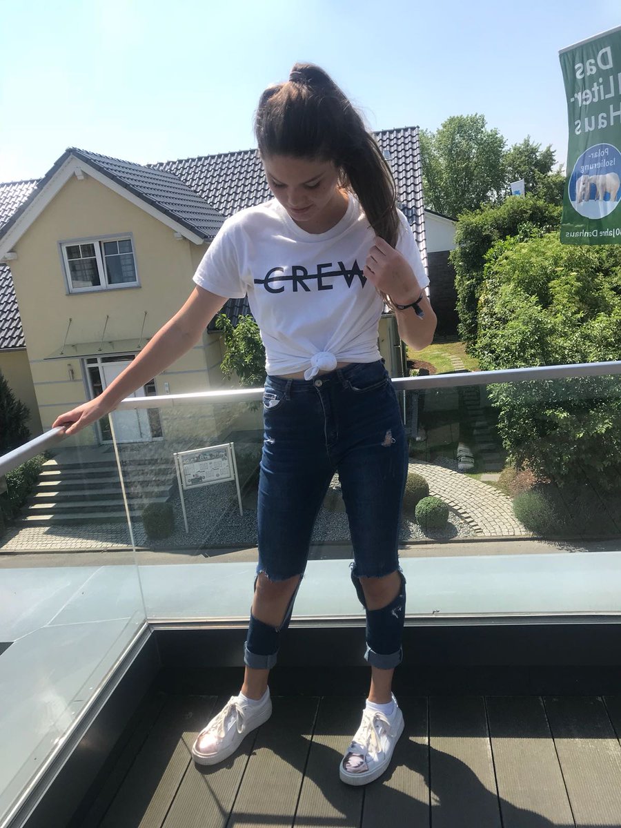 winniescrew's tweet photo. Wenn man vor dem Konzert von @Wincent_Weiss in Mannheim, in eine Fertighaus Ausstellung geht, um dort Merch Bilder zu machen 😂 https://t.co/dp0p5dlJdm