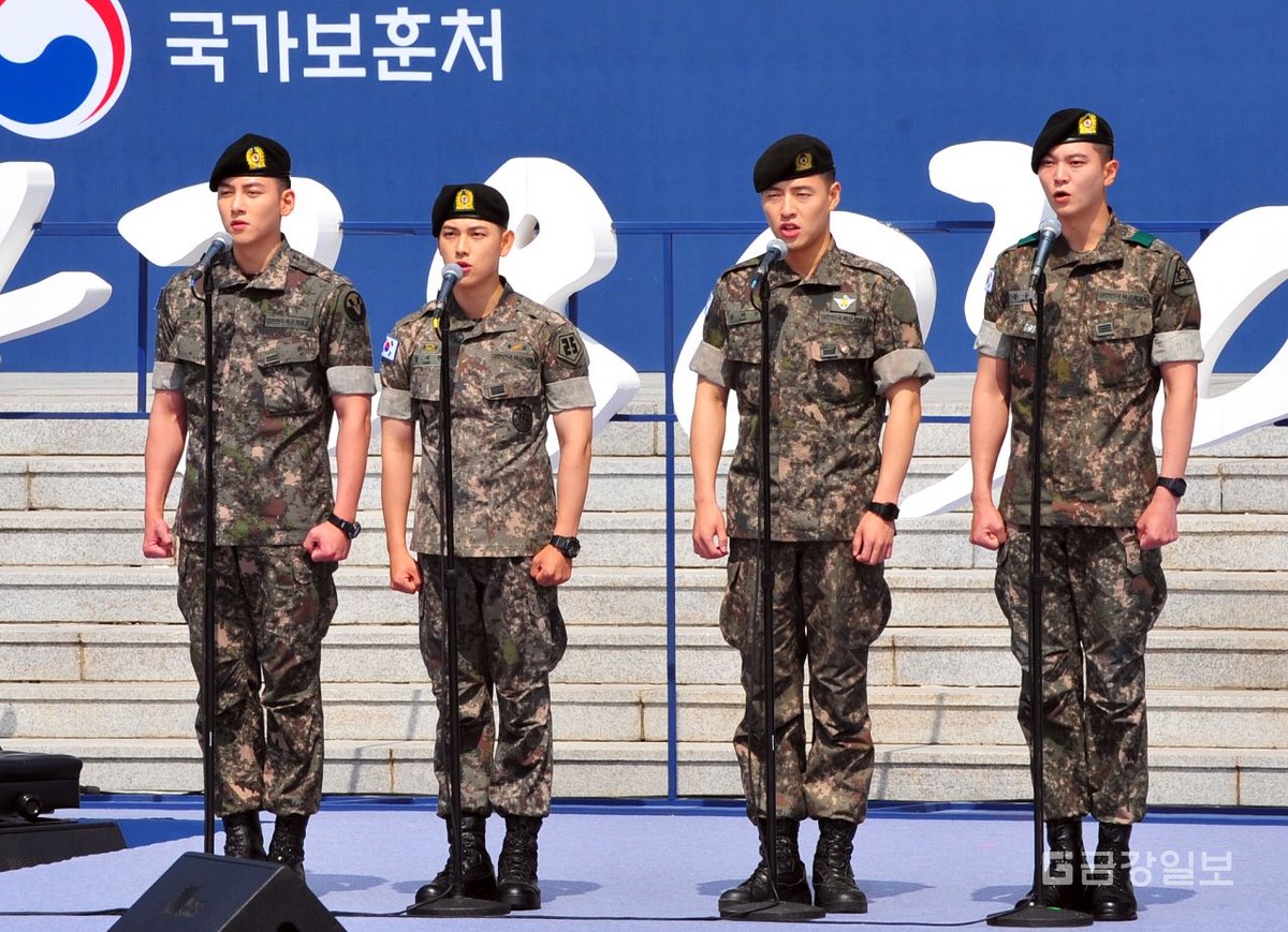 TheDramaKorea's tweet photo. Padahal bukan drama korea, cuman lagi berdiri dipakein baju tentara, tapi liyatnya ajah udah bahagia. https://t.co/DzeBUTDQt8