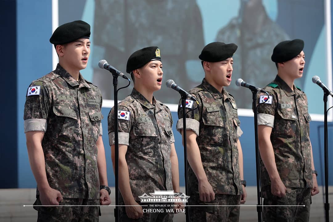 TheDramaKorea's tweet photo. Padahal bukan drama korea, cuman lagi berdiri dipakein baju tentara, tapi liyatnya ajah udah bahagia. https://t.co/DzeBUTDQt8